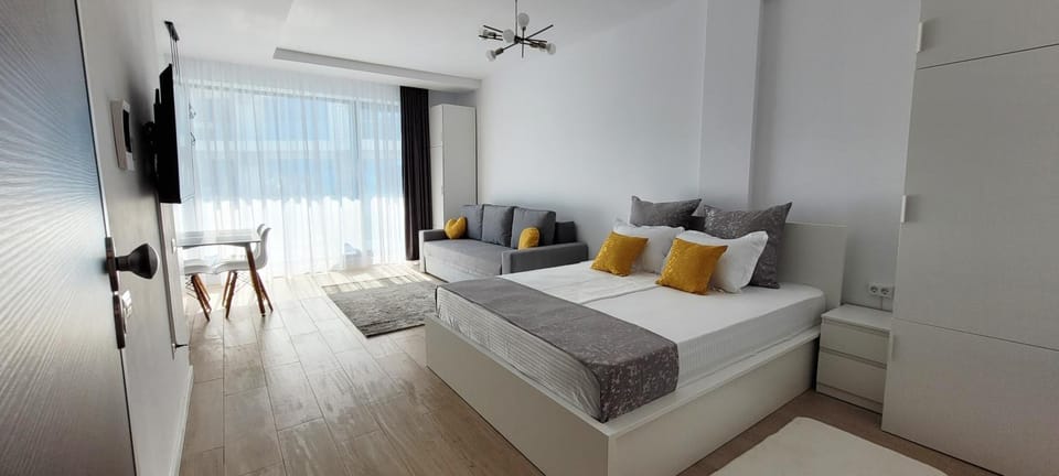 Bed, TV and multimedia, Photo of the whole room, Bedroom