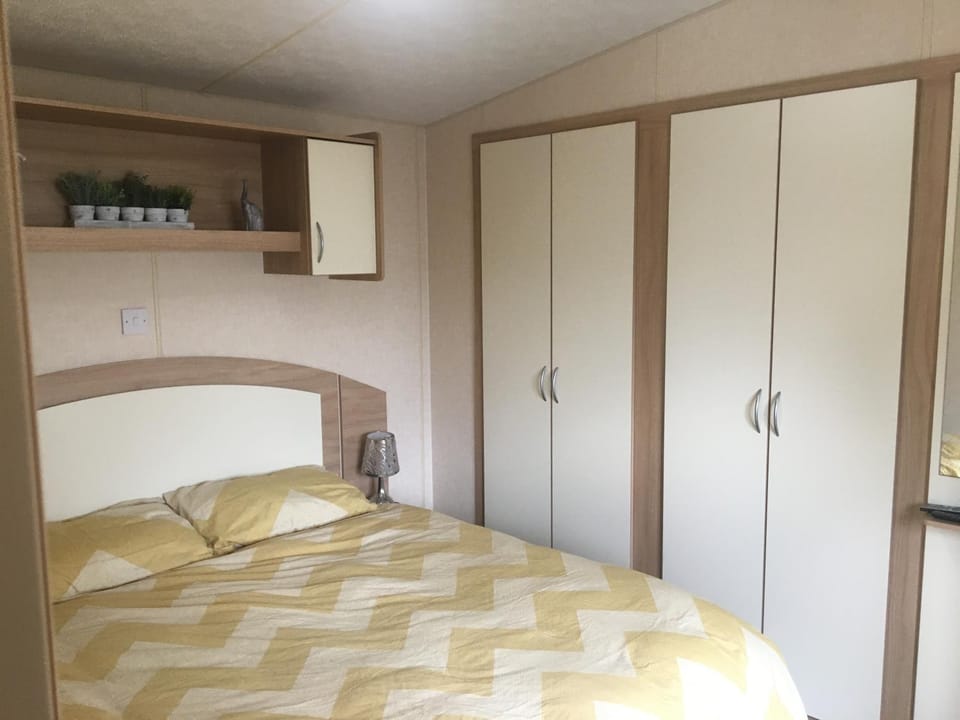 Towyn six berth en suite caravan Apartment in Towyn