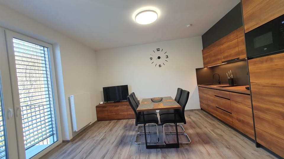 Kitchen or kitchenette, Dining area