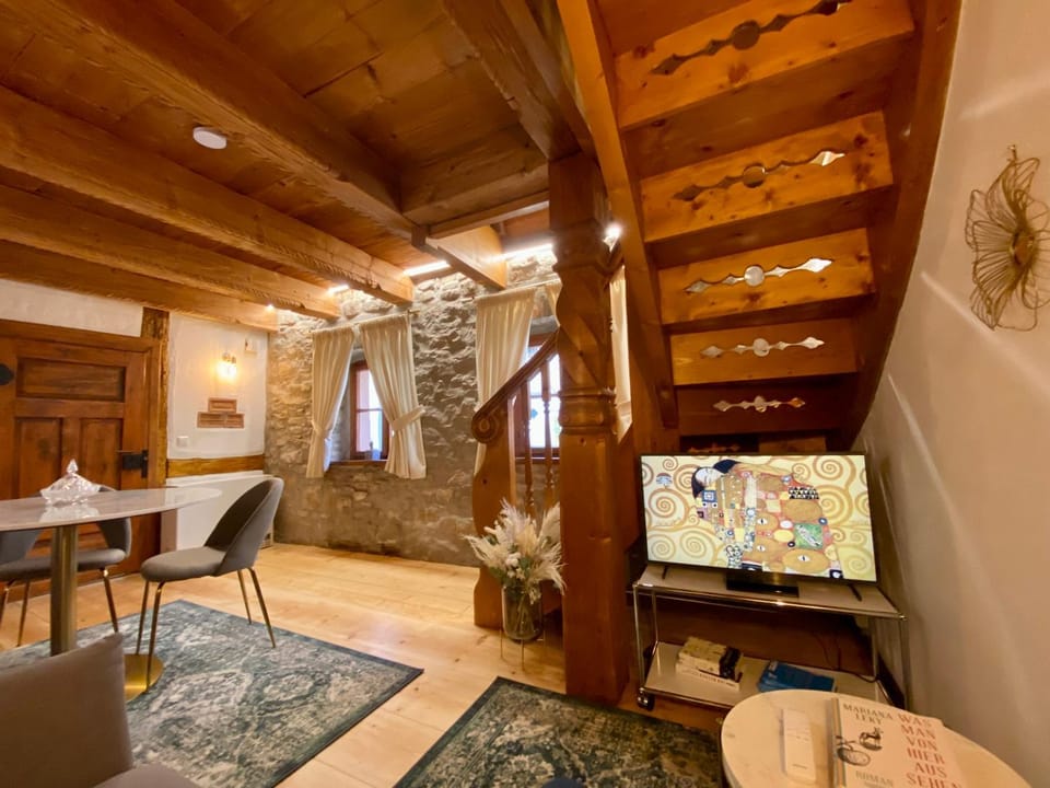 TV and multimedia, Living room, Seating area, Dining area