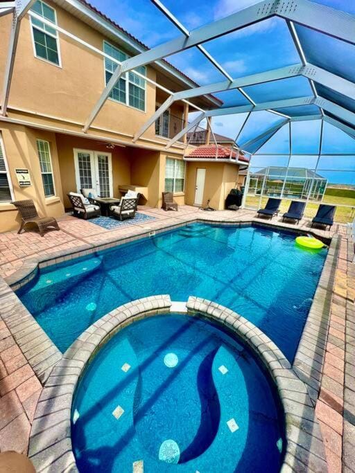 Patio, Swimming pool, sunbed