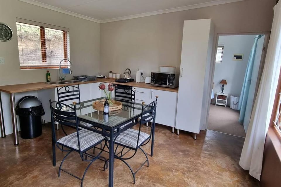Coffee/tea facilities, Kitchen or kitchenette, Seating area, Dining area, minibar, stove, toaster
