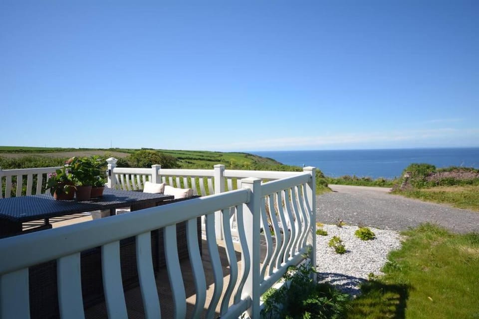 Bay View - fantastic views of Whitsand Bay House in England