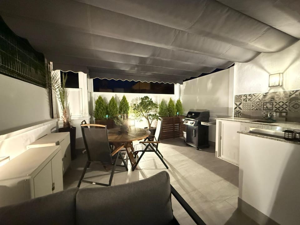 Kitchen or kitchenette, Seating area, Dining area, minibar