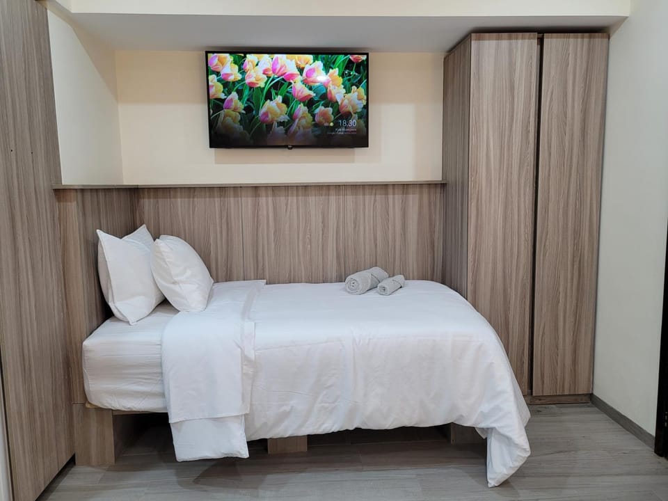Bed, TV and multimedia, Bedroom