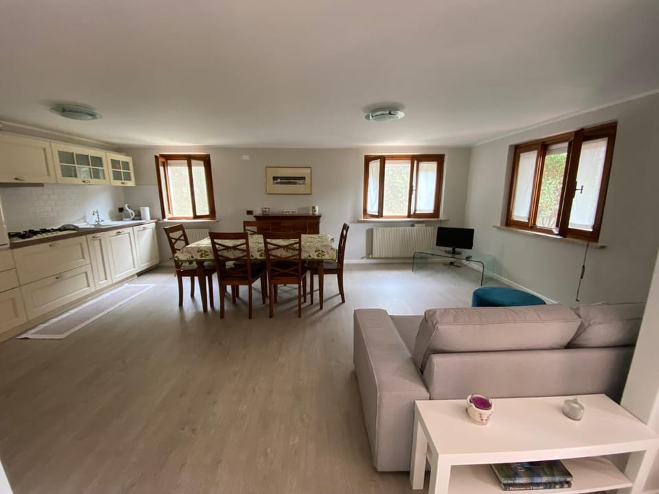 Kitchen or kitchenette, Seating area, Dining area, minibar