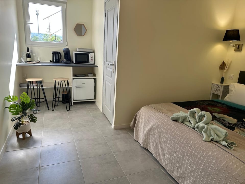 Bed, Bedroom, minibar, oven