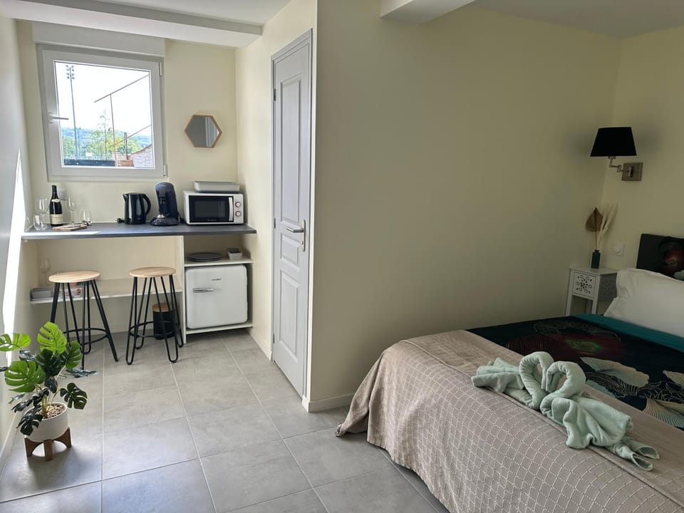 Bed, Bedroom, minibar, oven