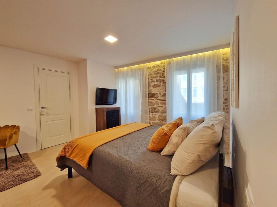 Bed, TV and multimedia, Bedroom