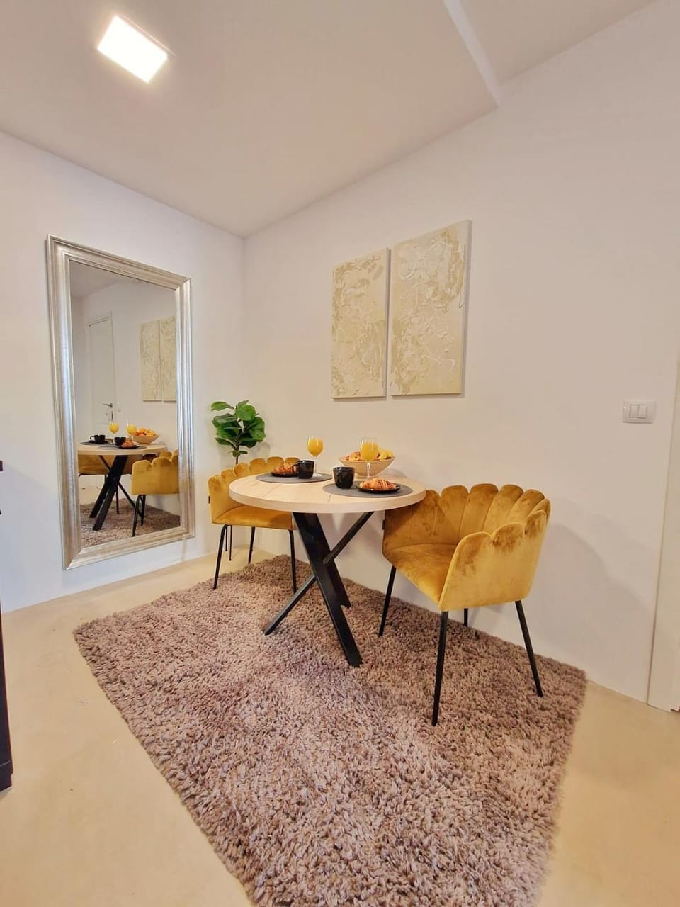 Seating area, Dining area