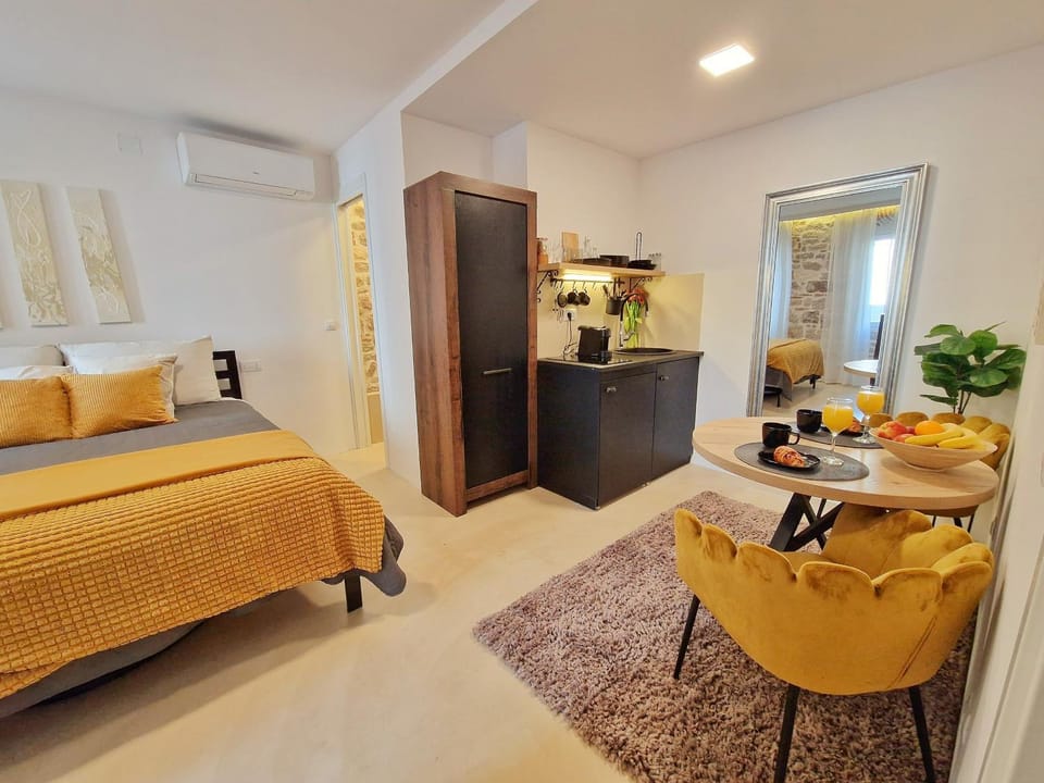 Kitchen or kitchenette, Photo of the whole room, Seating area, Dining area, air conditioner