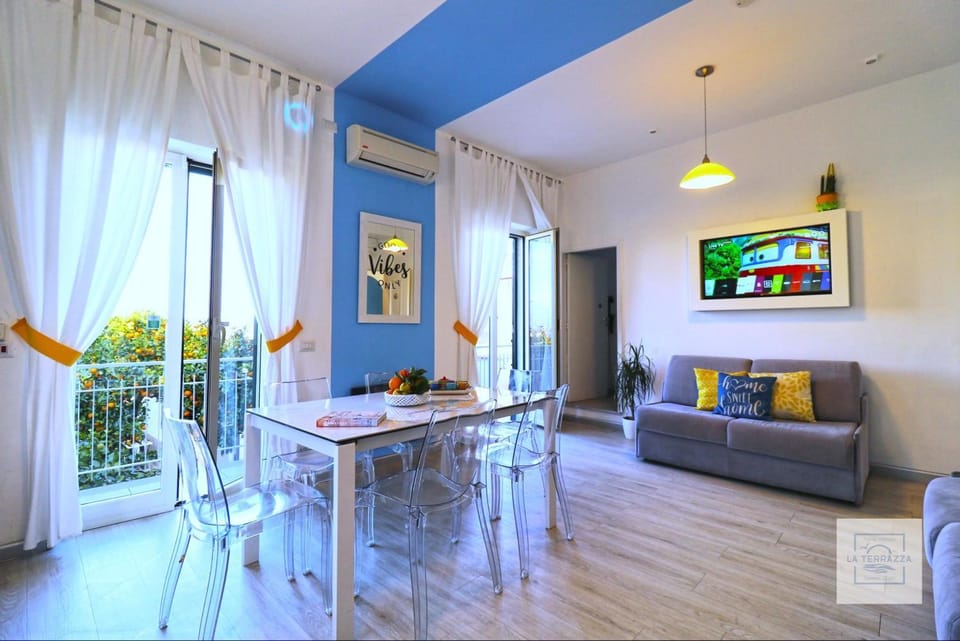 TV and multimedia, Kitchen or kitchenette, Living room, Seating area, Dining area, kitchen