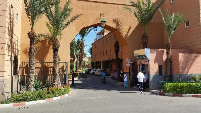 Facade/entrance, Neighbourhood