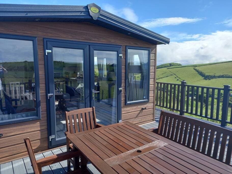 Valley View - panoramic views of Rame House in England