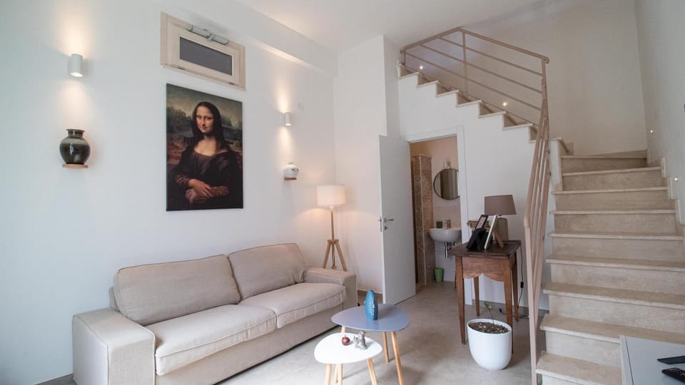 Communal lounge/ TV room, Facade/entrance, TV and multimedia