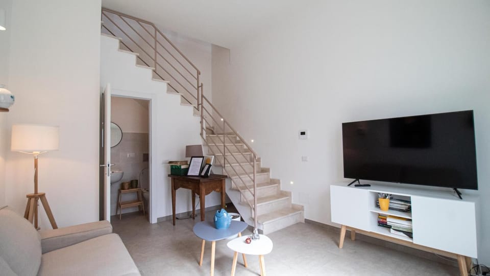 Communal lounge/ TV room, Facade/entrance, TV and multimedia