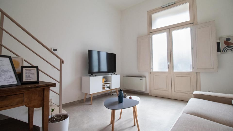 Communal lounge/ TV room, Facade/entrance, TV and multimedia