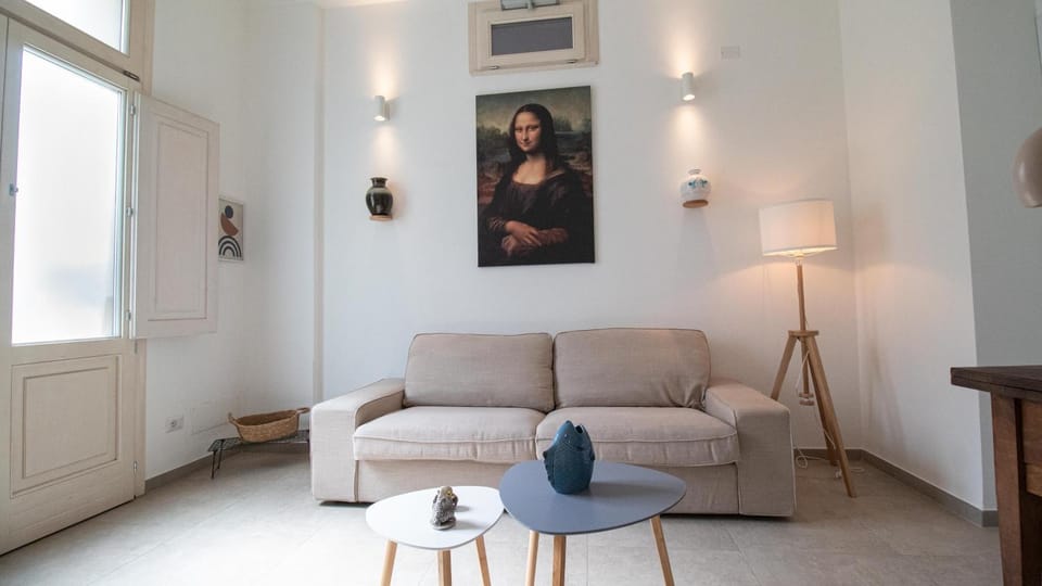 Communal lounge/ TV room, Facade/entrance, TV and multimedia