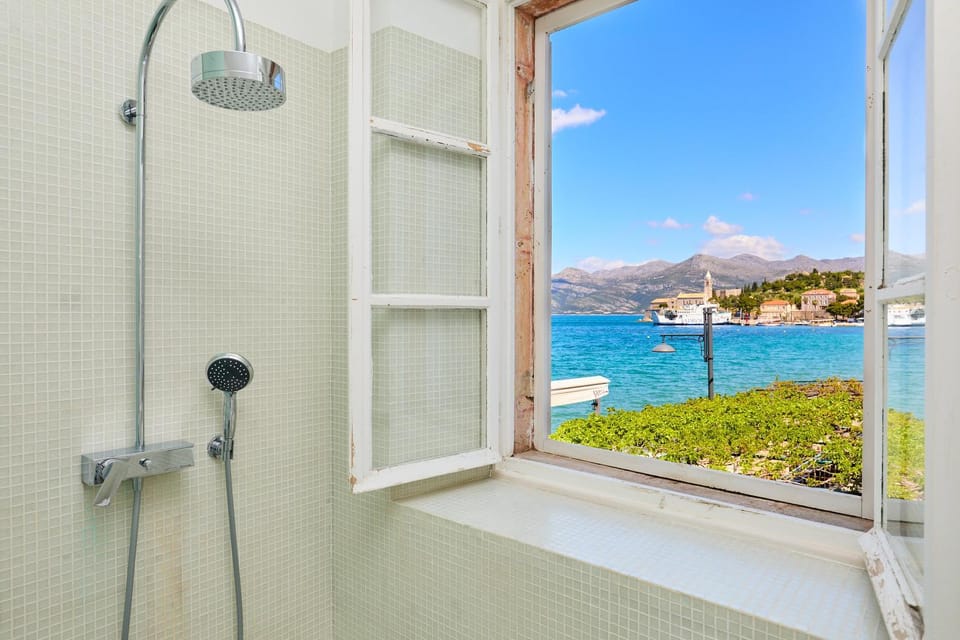 Bathroom, Sea view