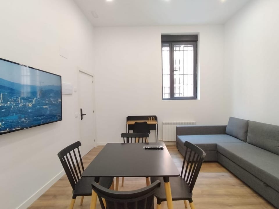 TV and multimedia, Living room, Seating area, Dining area