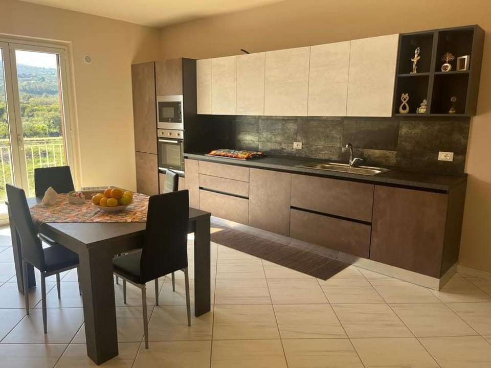 Kitchen or kitchenette, Dining area