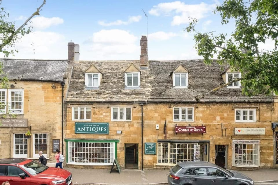 Redesdale View, High Street with Private Garden Apartment in Moreton-in-Marsh