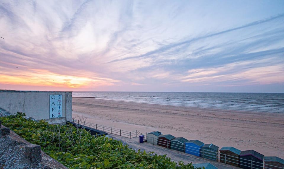 Stylish Coastal Home, Pets & Parking By Adliv House in Margate