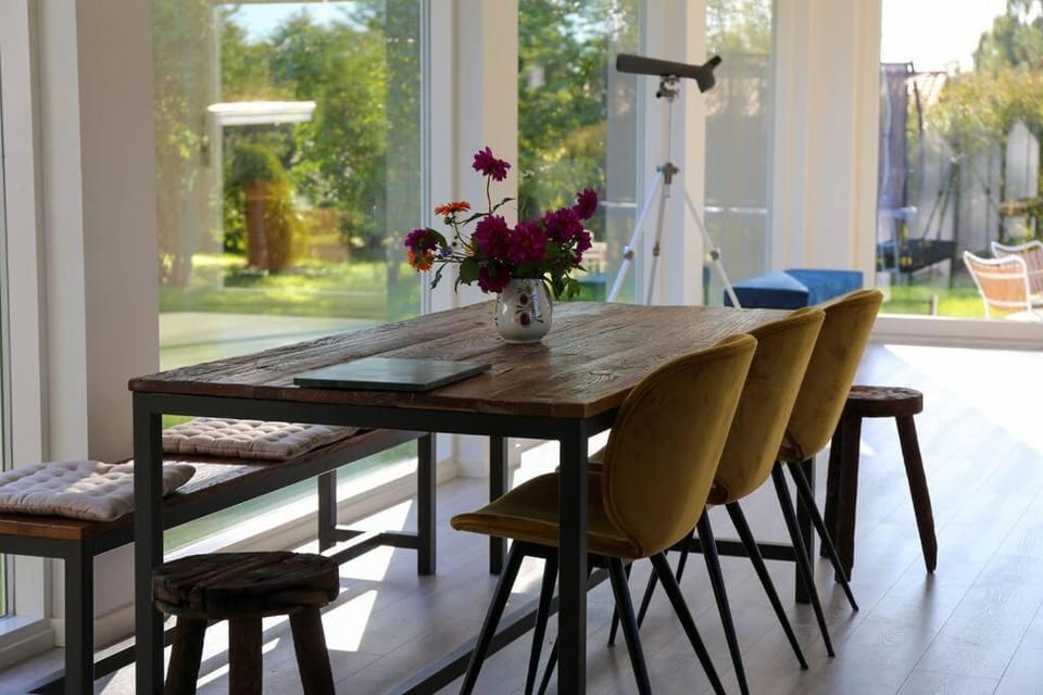 Day, Seating area, Dining area