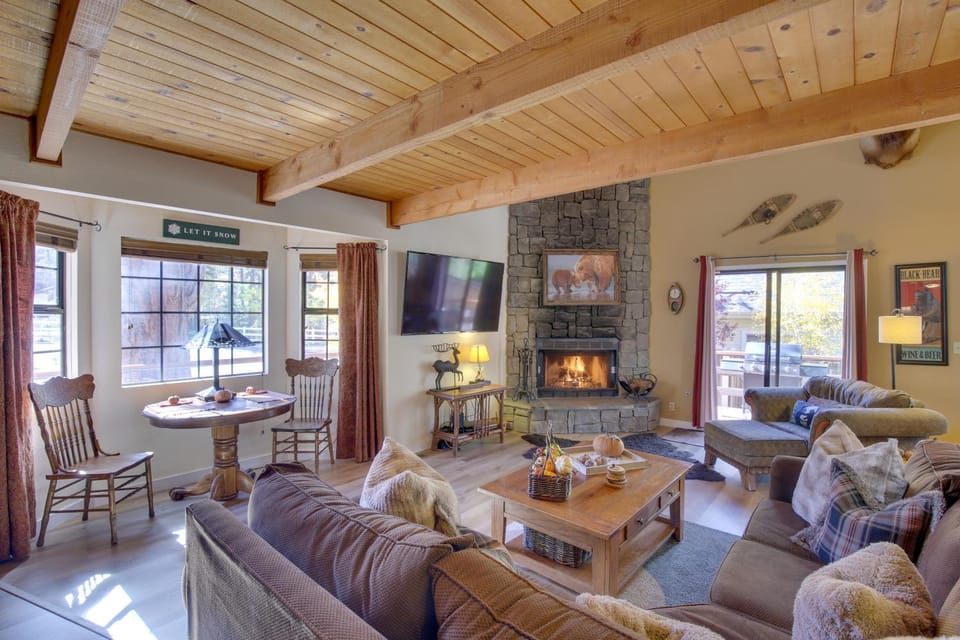 ‘Dancing Bear Lodge’ ~ 1 Mi to Big Bear Lake! House in Big Bear