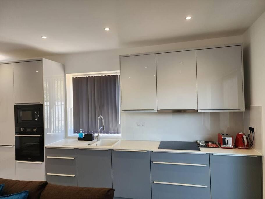Paradigm Court, Luxury 2-Bedroom Apartment F3, Oxford Apartment in Cherwell District