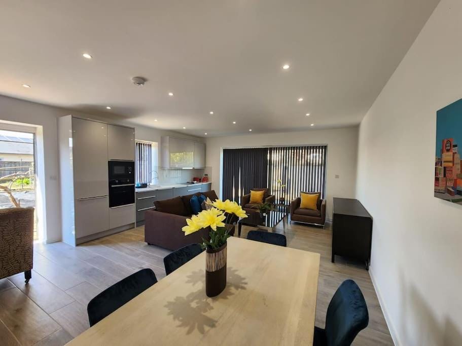 Paradigm Court, Luxury 2-Bedroom Apartment F3, Oxford Apartment in Cherwell District