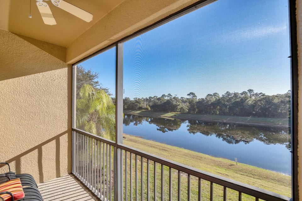 3 bedrooms townhome Gated Resort 5 minutes from Disney Apartment in Osceola County