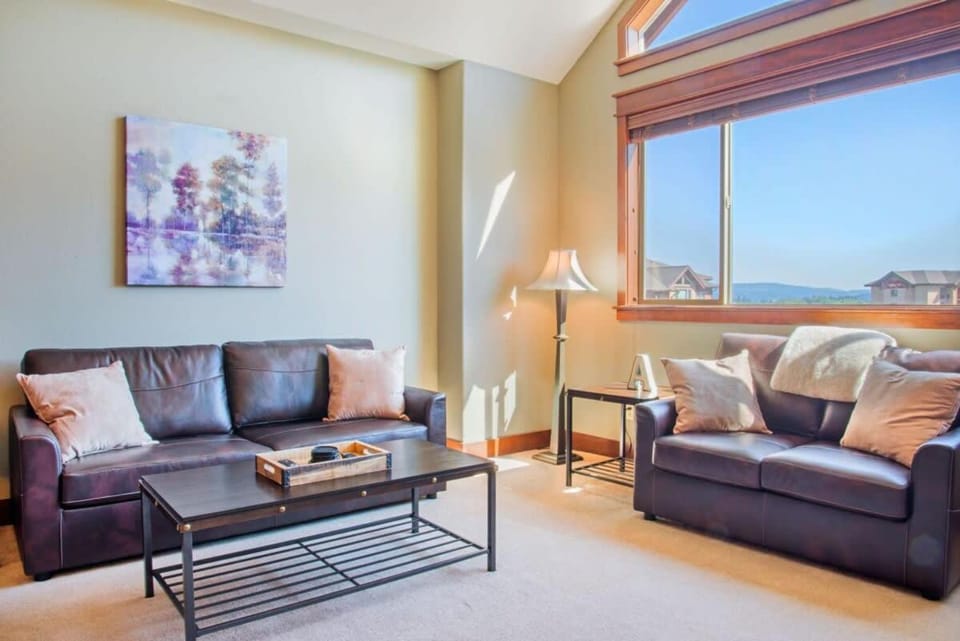 Day, Living room, Seating area, Mountain view, furniture
