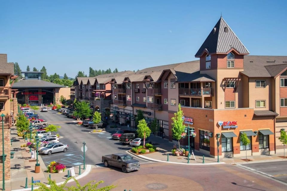 Property building, Day, Neighbourhood, Shopping Area, Parking