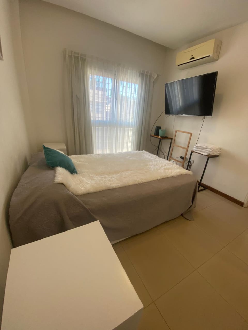Bed, TV and multimedia, Photo of the whole room, Bedroom, hair dresser