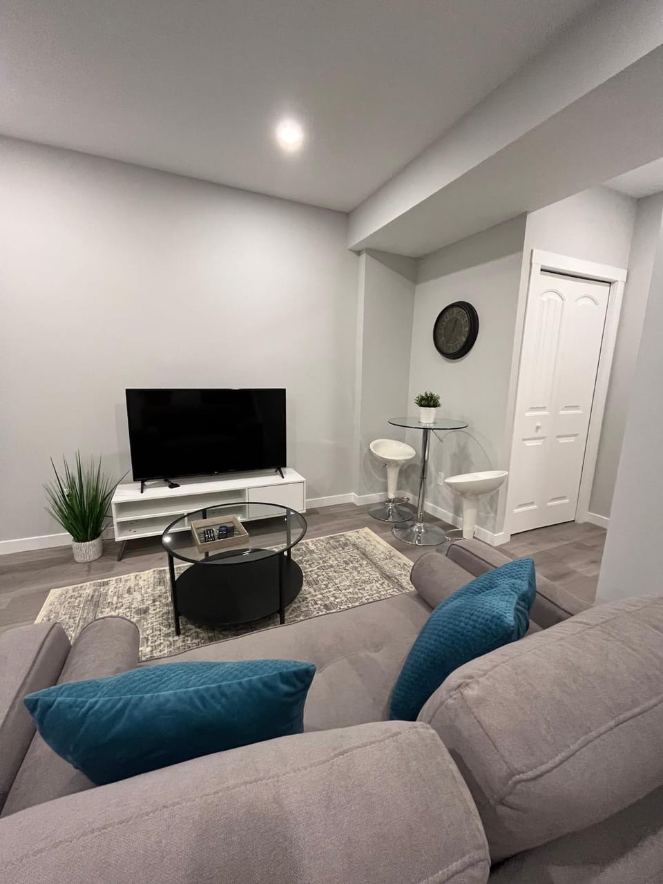 TV and multimedia, Living room, Seating area, Dining area