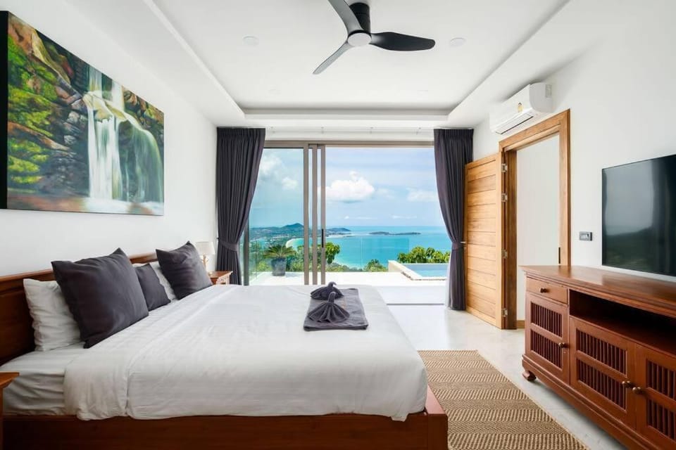 Bed, TV and multimedia, Photo of the whole room, Bedroom, Mountain view, Pool view, Sea view, Swimming pool
