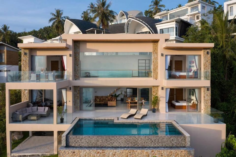 Property building, Day, Balcony/Terrace, Swimming pool, sunbed