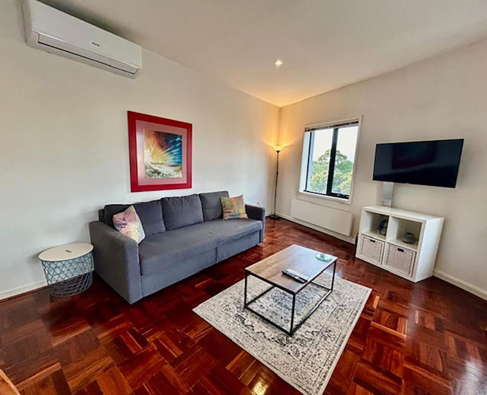 Communal lounge/ TV room, TV and multimedia, Living room, Seating area, air conditioner