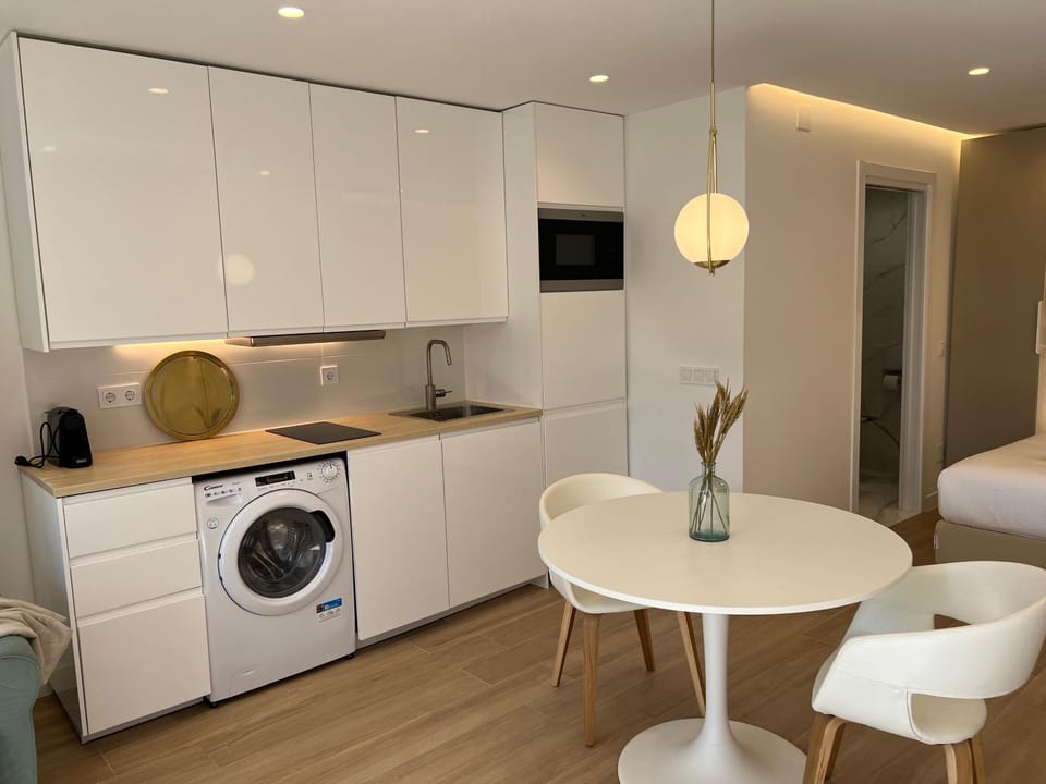 Kitchen or kitchenette, Dining area