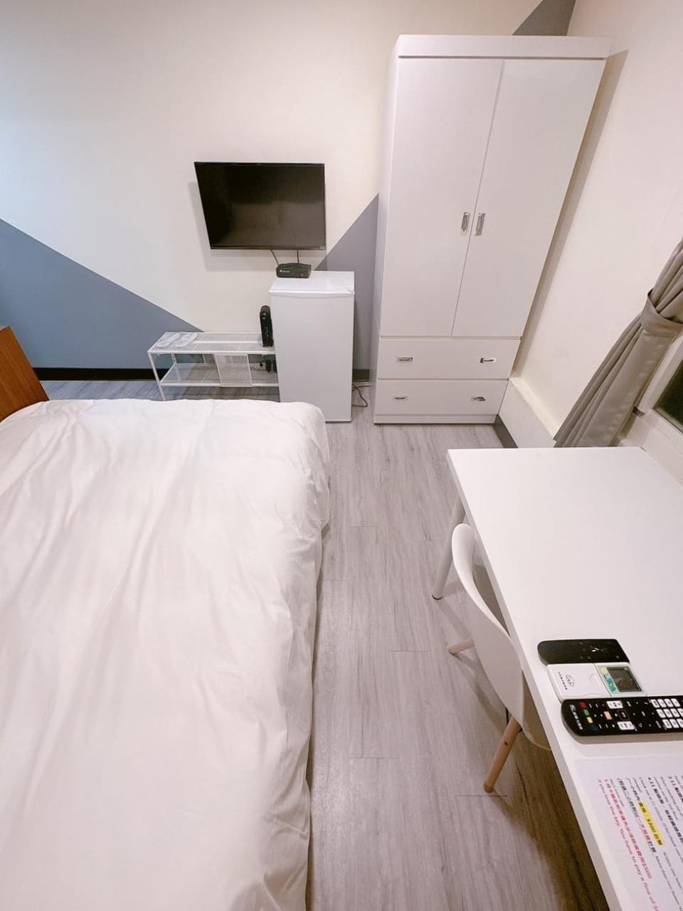 Bed, TV and multimedia, hair dresser, wardrobe