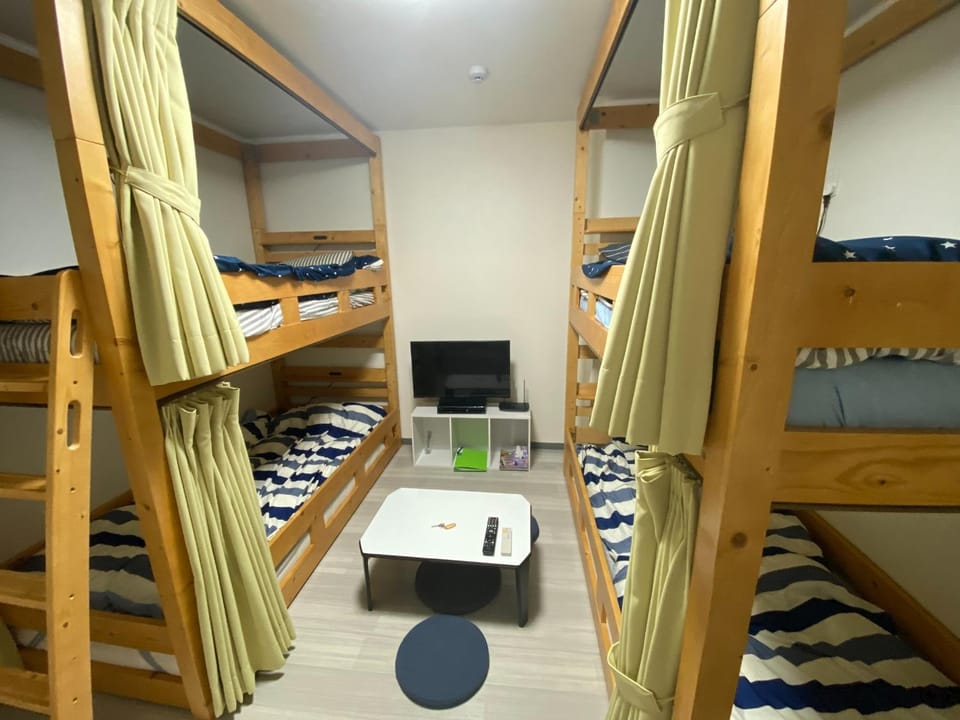 Bed, bunk bed, towels