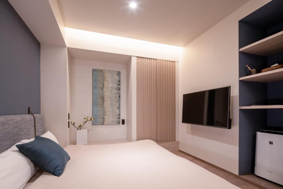 Bed, TV and multimedia, Photo of the whole room, Bedroom, wardrobe