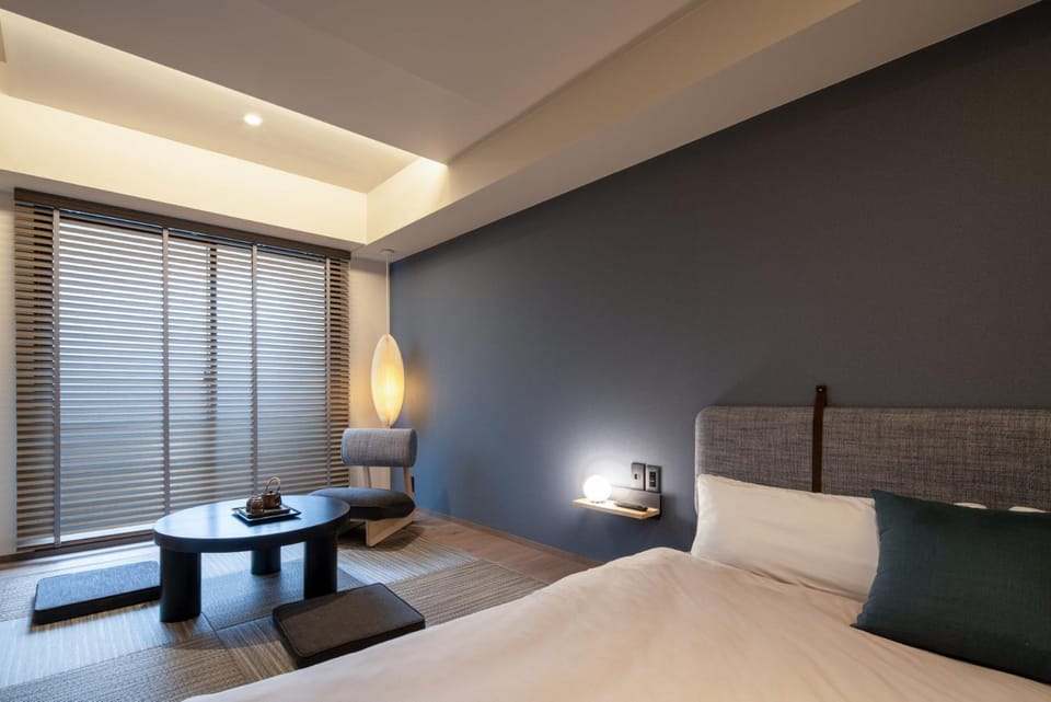 Bed, Seating area, Bedroom