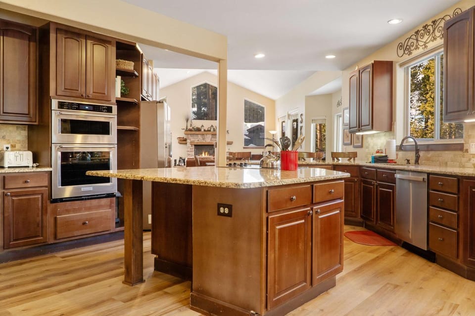 Dreamy 6 BR with Hot Tub Walk to Goose Pasture Tarn House in Blue River