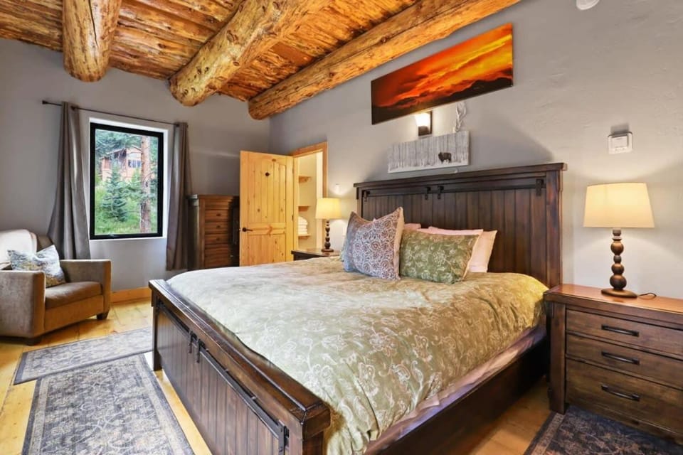 Spacious 7BR Lodge with Hot Tub Sauna and Mtn Views House in Blue River