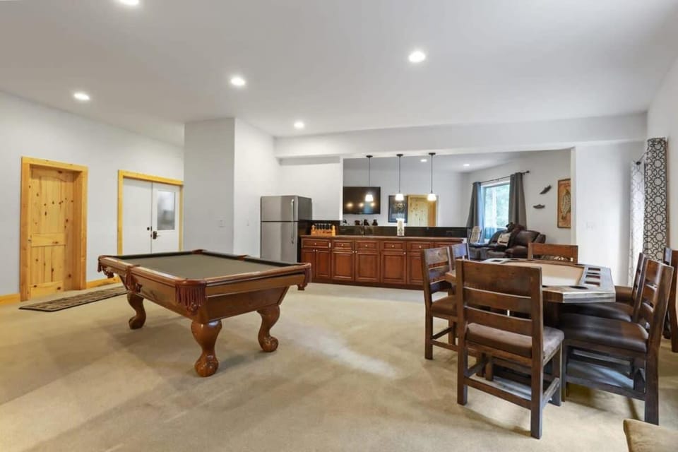 Spacious 7BR Lodge with Hot Tub Sauna and Mtn Views House in Blue River
