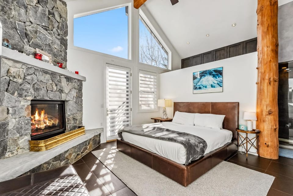 Luxurious 4BR Retreat with Hot Tub Near Gold Course House in Breckenridge