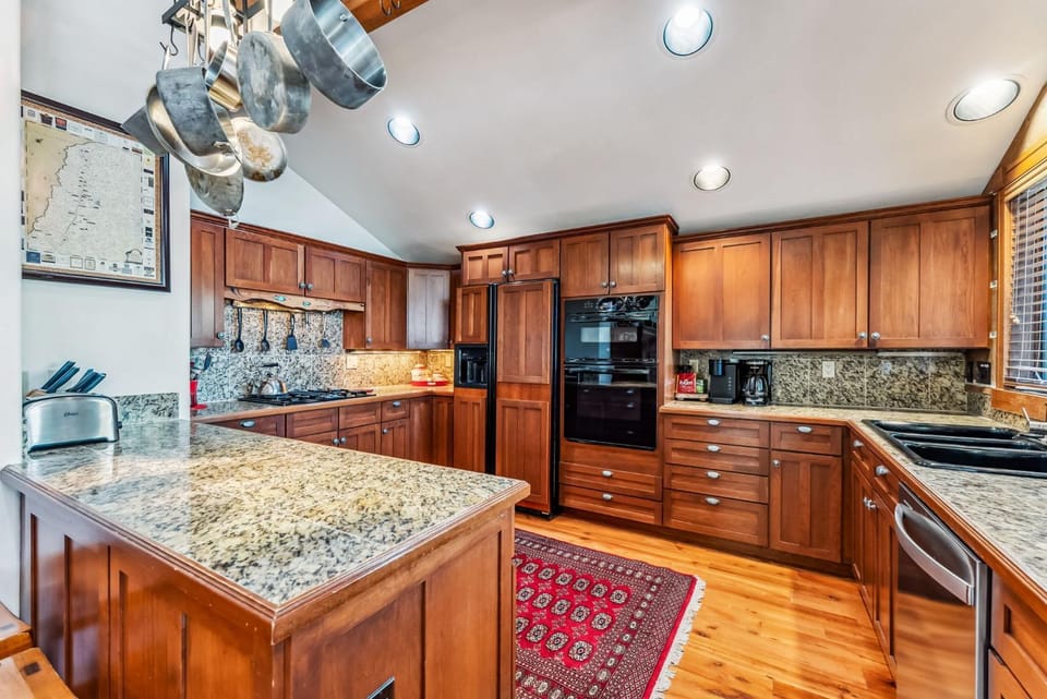 Luxurious 4BR Retreat with Hot Tub Near Gold Course House in Breckenridge
