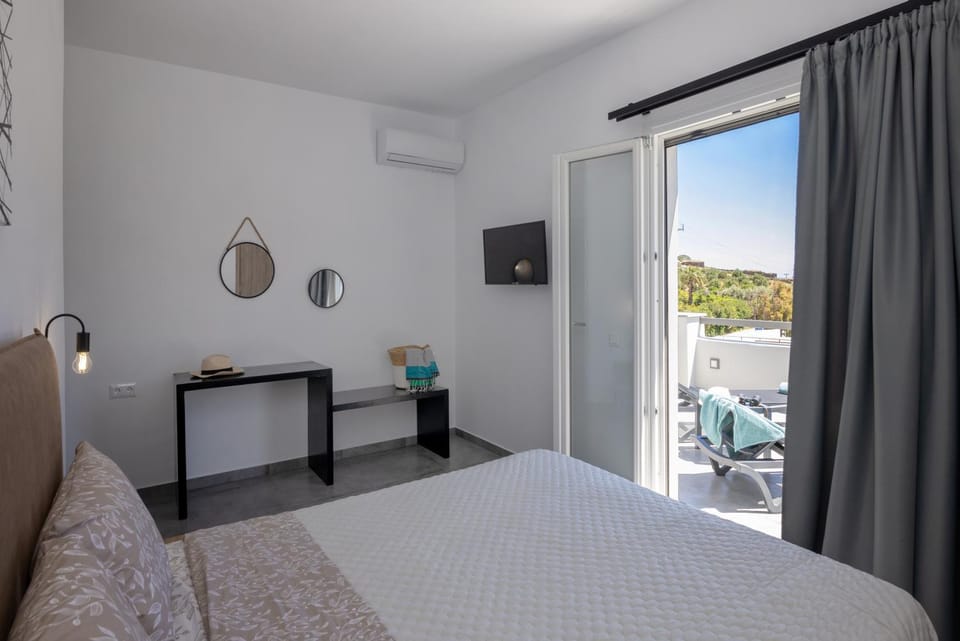Bed, TV and multimedia, Bedroom, air conditioner
